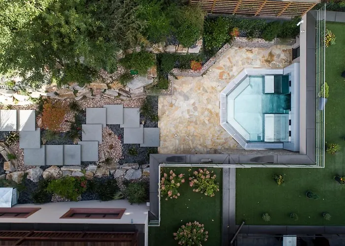 Des Chateaux & Hotel